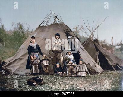 Farbfoto einer Sami-Familie in Kanstadfjord in der Nähe von Lødingen, Nordland, Norwegen. Datiert 1900 Stockfoto