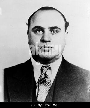 Mugshot von Al Capone. Alphonse Gabriel'Al'Capone war ein amerikanischer Gangster, ein Verbot - ära Verbrechersyndikat geführt. Das Chicago Outfit, die anschließend auch bekannt als der 'Capones', den Schmuggel und bootlegging Likör gewidmet war, und andere illegale Aktivitäten, wie Prostitution, in Chicago aus den frühen 1920er Jahren bis 1931. Stockfoto