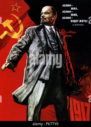 Die sowjetische Propaganda Poster. Text liest, "Lenin lebte, Lenin ist lebendig, Lenin wird Leben". Lenin war eine Russische kommunistische Revolutionär, Politiker und politische Theoretiker. Er diente als Führer der russisch-sowjetischen Föderativen Sozialistischen Republik von 1917, und dann gleichzeitig als Premier der Sowjetunion von 1922 bis zu seinem Tod. Unter seiner Verwaltung, das Russische Reich wurde aufgelöst und durch die Sowjetunion, eine sozialistische Staat ersetzt. Stockfoto