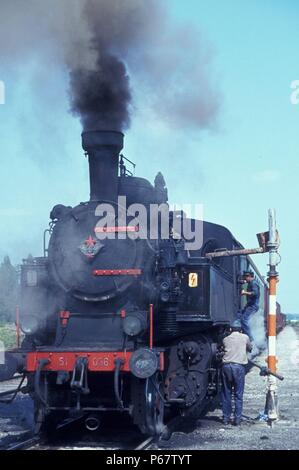 Unter Wasser bei Vrginmost auf der Karlovac - Sisak im August 1983. Jugoslawischen Eisenbahnen 51 Klasse 2-6-2T Nr. 51.036. Diese Motoren wurden als eingeführt. Stockfoto