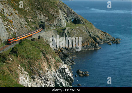 Die 8:00 CIE Intercity Express von Dublin Connolly - rosslaire Köpfe entlang der Steilküste in der Nähe von Bray am Dienstag, Mai 2004 18. Stockfoto