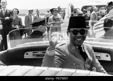 Sukarno in Washington DC. Sukarno war der erste Präsident Indonesiens. Er war der Anführer des Kampfes für die Unabhängigkeit seines Landes aus den Niederlanden und verbrachte mehr als ein Jahrzehnt im Rahmen des Niederländischen festhalten, bis er von den eindringenden japanischen Streitkräfte freigegeben wurde. Stockfoto