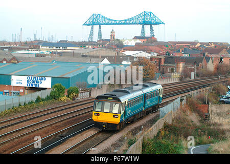 Die Arriva Gruppe livery nun an Schienenfahrzeugen angewendet wird, auf einer Klasse 142 Pacer bei Middlesbrough gesehen, wie es unter dem Schatten des Tra Pässe Stockfoto