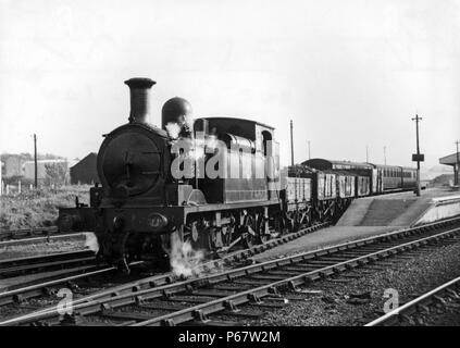 Die Schönheit eines ländlichen Steam Railway auf der Isle of Wight mit ex L&SWR Adams 02 Klasse 0-4-4T Nr. w 24 Calbourne erbaut im Jahre 1891 und Der übertragen wird. Stockfoto