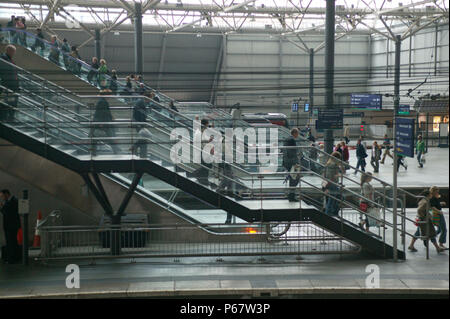 Die belebten Bahnhofshalle Leeds Station mit Reisenden auf die renovierten overbridge Treppe und Rolltreppe. Mai 2005 Stockfoto