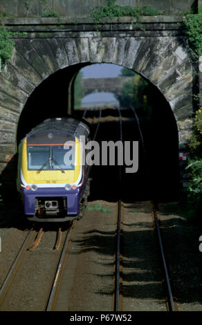 Die Coradia Class 175 Einheiten sind häufig an der Küste von Nordwales wie diese Szene westlich von Bangor zeigt eine Holyhead - Crewe Service durch t Stockfoto