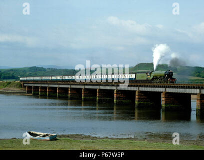 Die cumbrian Suasage. Nr. 4472 Flying Scotsman kreuze Eskmeals Viadukt auf der Rückfahrt nach Carnforth. 18.06.1983. Stockfoto