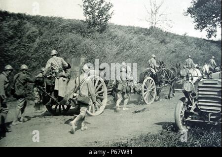 Französische Artillerie-Einheit in Frankreich im ersten Weltkrieg unterwegs. Stockfoto