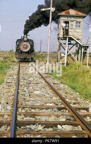 Die berühmte flache Crossing am Robles auf der Boris Luis Santa Coloma Mühle in Kuba mit klassischen Amerikanischen Stil "Signal" auf Stelzen. Ein Baldwin Mogul vom 19. Stockfoto