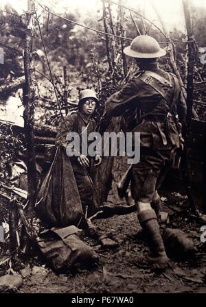 Deutscher Soldat ergibt sich eine britische Infanterie Soldaten in den Schützengräben Frankreichs, während Erster Weltkrieg Stockfoto