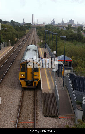 Die Great Western Railway 2004. Eine 158 Nummer der Einheit 829 ist hier zu sehen in der Plattform auf Baglan Station mit einem Manchester Piccadilly zum Milford haben Stockfoto