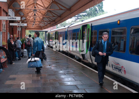Die Great Western Railway 2004. Passagiere Befahren von Paddington zu Stratford-upon-Avon Stratford-upon-Avon service im Bahnhof. September 2004. Stockfoto