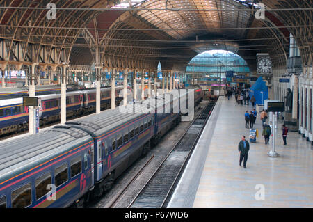 Der Great Western Railway. Paddington Station. Anzeigen unter trainshed mit Great Western Service warten auf Abflug. Oktober 2004. Stockfoto