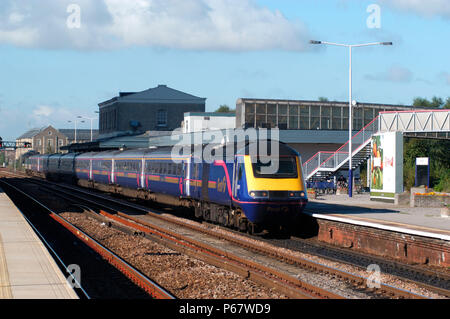 Der Great Western Railway. Swindon entfernt. Blick von Osten von der Plattform auf der Suche nach Westen als eine Express Anrufe, die an der Plattform. Oktober 2004. Stockfoto