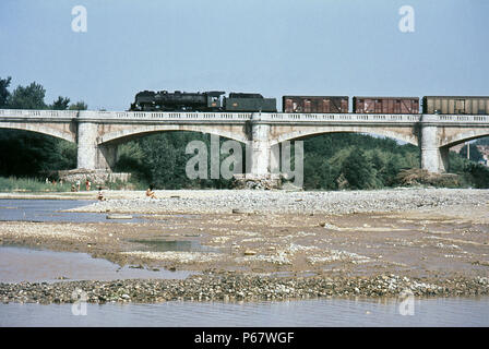 Der letzte Dampf Funktionsweise auf der SNCF wurden auf der Perpignan - Cebere Linie. Hier eine 141 R-Klasse 2-8-2 Köpfe über den Viadukt in Rivesaltes im Juli 1972. Stockfoto