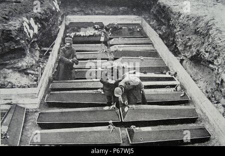 Masse Beerdigung in St. Petersburg, Russland als Soldaten begraben sind 1917 Stockfoto