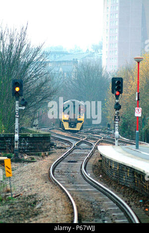 Die nördliche Transpennine Dienstleistungen aus Blackpool North Service viele kleine Städte wie Halifax, wo eine Klasse 158 DMU gezeigt wird, mit dem Blackp Stockfoto