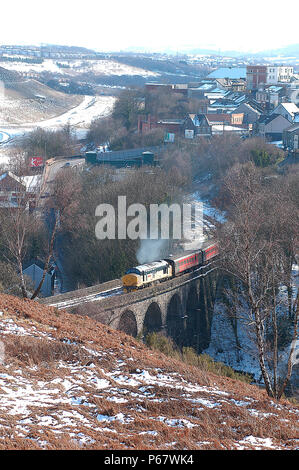 Der Personenverkehr zwischen Cardiff und Rhymney wird betrieben von Lokomotiven und Lager an Samstagen wie Anfang 2004, wenn eine Übernachtung Schneesturm hinzugefügt Stockfoto