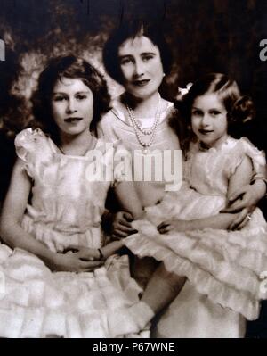 Prinzessin Elizabeth (später Elizabeth II) mit ihrer Schwester Margaret und Mutter Königin Elizabeth. Stockfoto
