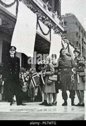 König Haakon, Crown Princess Martha, Prince Olav, und Prinz Harald von Norwegen zurück zur Startseite nach der Befreiung von Norwegen nach dem Zweiten Weltkrieg Stockfoto