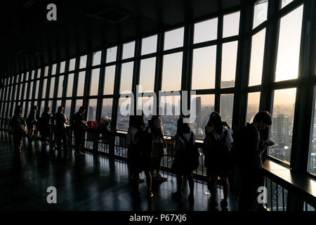 Tokio, Japan - 25/05/2018: die Silhouetten von Menschen zu beobachten und fotografieren Sonnenuntergang in Tokyo Tower. Stockfoto