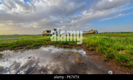 Studenten an der Field Artillery Basic Offiziere Führung Kurs eine Schussposition bei Fort Sill, Oklahoma, 11. Mai 2016. Studenten, die am Kurs lernen Sie, wie Sie schnell Ihre Waffen und Einrichtung einer stabilen Anschlag einfedern. Stockfoto