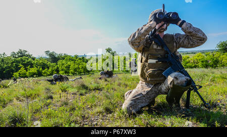 Zweiter Leutnant Samuel Fitzmaurice Scans für simulierte feindliche Ziele an der Field Artillery Basic Offiziere Führung Kurs am Fort Sill, Oklahoma, 12. Mai 2016. Die Studierenden lernen, wie die Runden zu beobachten und Korrekturen einen präzisen Schuß auf Ziel zu bekommen. Stockfoto