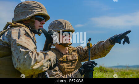 Zweiter Leutnant Virginia Brodie weist auf eine gegnerische Position zu 2 Lt Katherine Junge am Field Artillery Basic Offiziere Führung Kurs am Fort Sill, Oklahoma, 12. Mai 2016. Brodie und Junge sind die ersten beiden weiblichen Marine Artillerie Offiziere den Kurs durchzuführen. Stockfoto