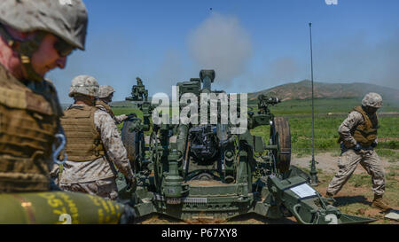 Studenten an der Field Artillery Basic Offiziere Führung Kurs feuern Bohrer bei Fort Sill, Oklahoma, 11. Mai 2016. Marine Offiziere verbringen fünf Monate an der Schule lernen, wie sie ihre Marines in der artillerie Feld zu führen. Stockfoto