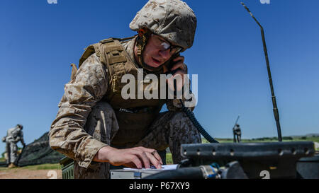 Zweiter Leutnant Jolyon Gidari Vorlagen in einem Feuern Bohrer an Field Artillery Basic Offiziere Führung Kurs am Fort Sill, Oklahoma, 11. Mai 2016. Studenten, die am Kurs erfahren Sie, wie Sie für die Berechnung übermitteln feuern Positionen schnell und kompetent Feuer an der Ziel- und. Stockfoto