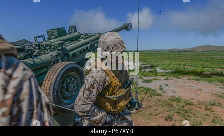 Zweiter Leutnant Jamal Campbell zieht eine Linie, die auf die M 777 A2 Howitzer am Field Artillery Basic Offiziere Führung Kurs am Fort Sill, Oklahoma, 12. Mai 2016. Marine Offiziere verbringen fünf Monate an der Schule lernen, wie sie ihre Marines in der artillerie Feld zu führen. Stockfoto