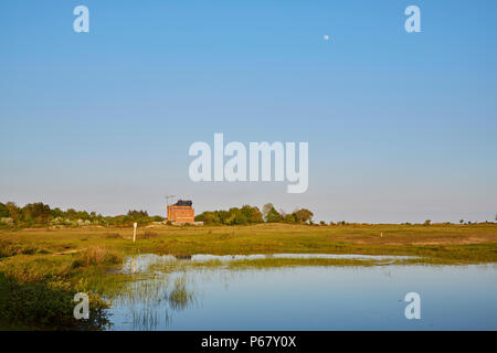 Der Turm der ehemaligen RAF Greenham Common airbase genommen auf einer klaren Frühling Abend mit dem Mond hoch in den wolkenlosen blauen Himmel, Newbury, Großbritannien Stockfoto