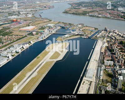 Luftaufnahme City Airport aus dem Osten. Alte Royal Docks, Universität von East London, Thames Barrier und Excel Exhibition Centre, London, Großbritannien Stockfoto