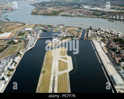 Luftaufnahme City Airport aus dem Osten. Alte Royal Docks, Universität von East London, Thames Barrier und Excel Stockfoto