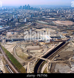 Luftbild von Norden her über Olympic Park Website arbeitet und Stratford International Station, und Eisenbahnlinien, die Stadt von London, Großbritannien Stockfoto