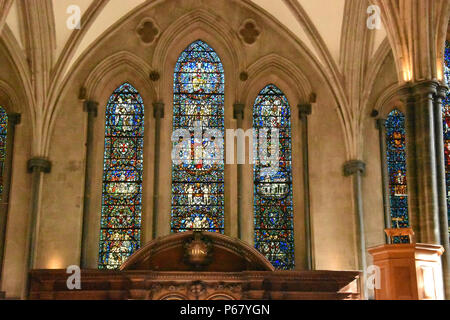 Glasfenster in der Runde Kirche des Tempels Kirche geweihten in 1185, City of London, England. Stockfoto