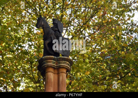 Ritter zu Pferd außerhalb der Tempel Kirche; im Jahre 1185 geweiht, City of London, England. Stockfoto