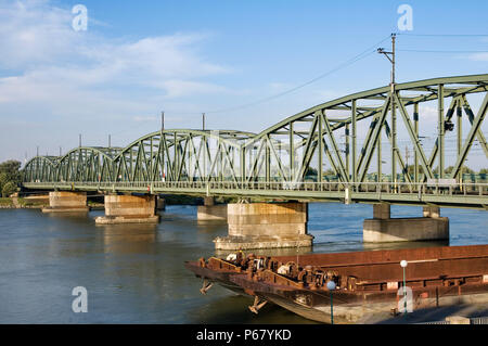 Eisenbahnbrücke über die Donau, Wien, Österreich Stockfoto