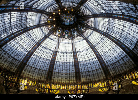 Die große Glaskuppel auf der Pariser Galerien Lafayette, einer der am meisten bewundern Coupole in der Welt. Stockfoto