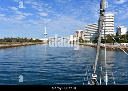 Segelboot nähert sich dem Estacio Brücke, die beginnt zu öffnen, La Manga del Mar Menor, Murcia, Spanien Stockfoto