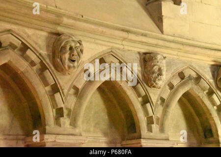 Mittelalterliche groteques, dass die Runde Mauern der Kirche in der Temple Church in 1185 geweiht, City of London, England. Stockfoto