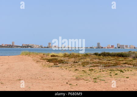 Der Strand von Mar de Cristal und das Mar Menor und La Manga in der Ferne, Murcia, Spanien Stockfoto