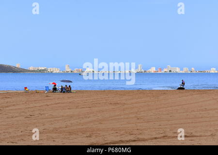 Der Strand von Mar de Cristal, Mar Menor, La Manga im Hintergrund, Murcia, Spanien Stockfoto