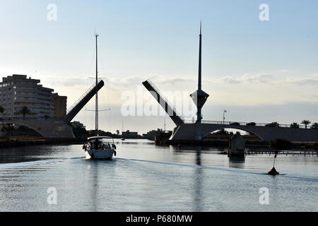 Boot nähert sich dem Estacio anheben Brücke, die den wichtigsten Kanal zwischen dem Mittelmeer und dem Mar Menor, La Manga del Mar Menor, Murcia, Spanien Kreuze Stockfoto