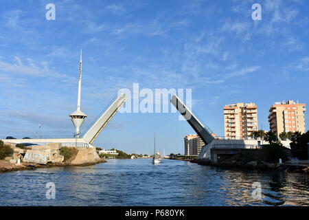 Boot nähert sich dem Estacio anheben Brücke, die den wichtigsten Kanal zwischen dem Mittelmeer und dem Mar Menor, La Manga del Mar Menor, Murcia, Spanien Kreuze Stockfoto