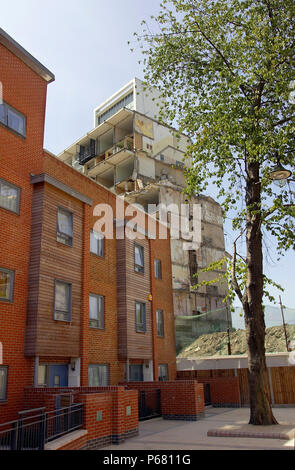 Moderne kostengünstige Gehäuseentwicklung Austausch des Elmington Rat Immobilien, Teil der Peckham regeneration Programm, Southwark, London. Großbritannien Stockfoto