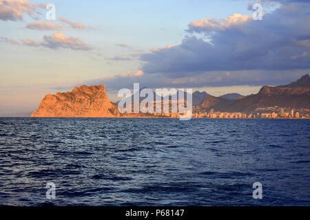 Blick auf Calpe und den Kalkstein Vorgewende aus dem Meer in der Morgendämmerung, Provinz Alicante, Spanien Stockfoto