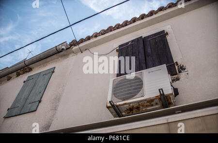 Klimaanlage unter Holz- Fenster auf ein mediterranes Haus Fassade in Nin, Zagreb, Kroatien. Stockfoto