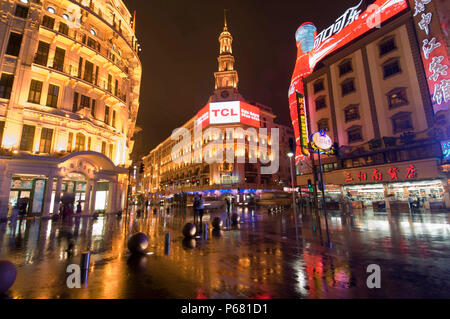 Helles Neonlicht, speichert auf der Nanjing Road in Shanghai in der Nacht nach dem Regen, Shanghai, China Stockfoto