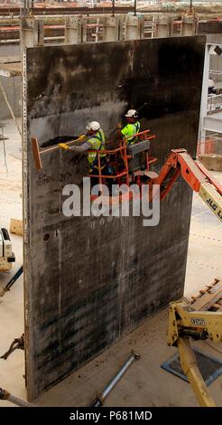 "Die Arbeitnehmer Sprühwasser Repelant, Terminal 5, Heathrow Airport Construction, London, UK' Stockfoto